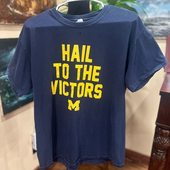 Michigan Wolverines “Hail to the Victors” vintage shirt size medium - Picture 2 of 4
